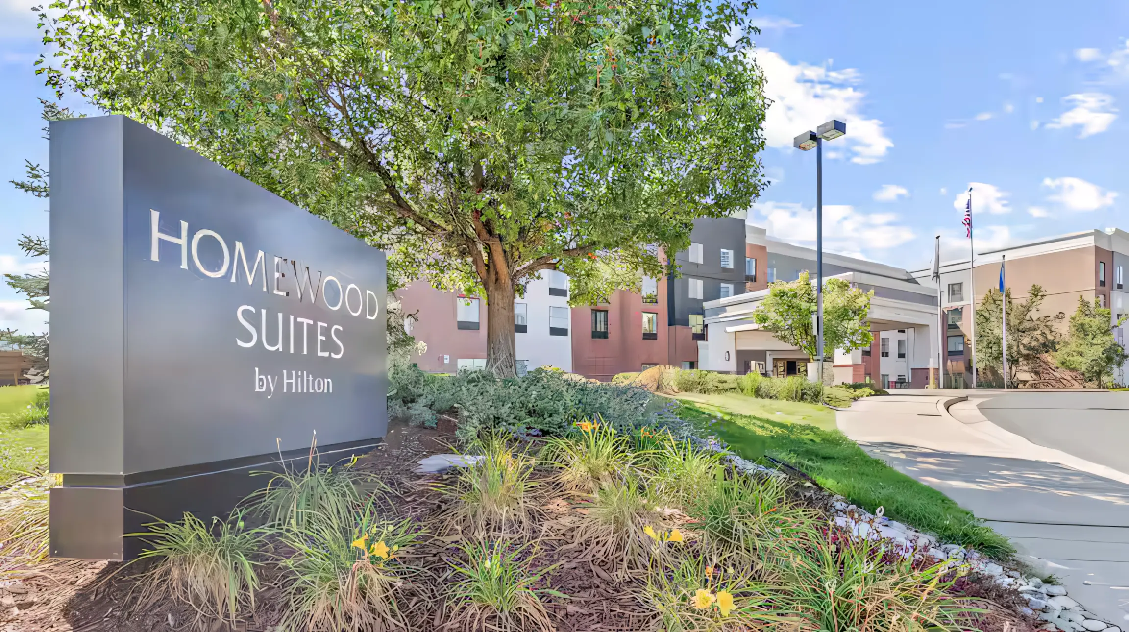 homewood-suites-by-hilton-hotel-exterior-entrance-landscaping