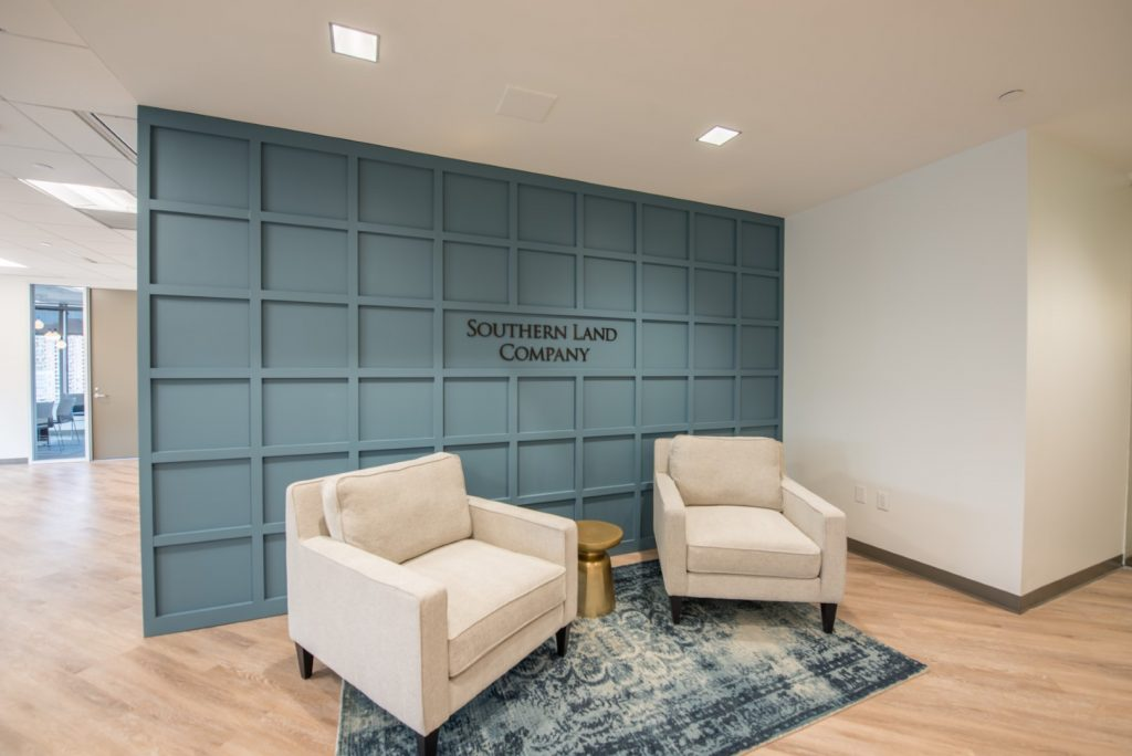 southern-land-lounge.webp